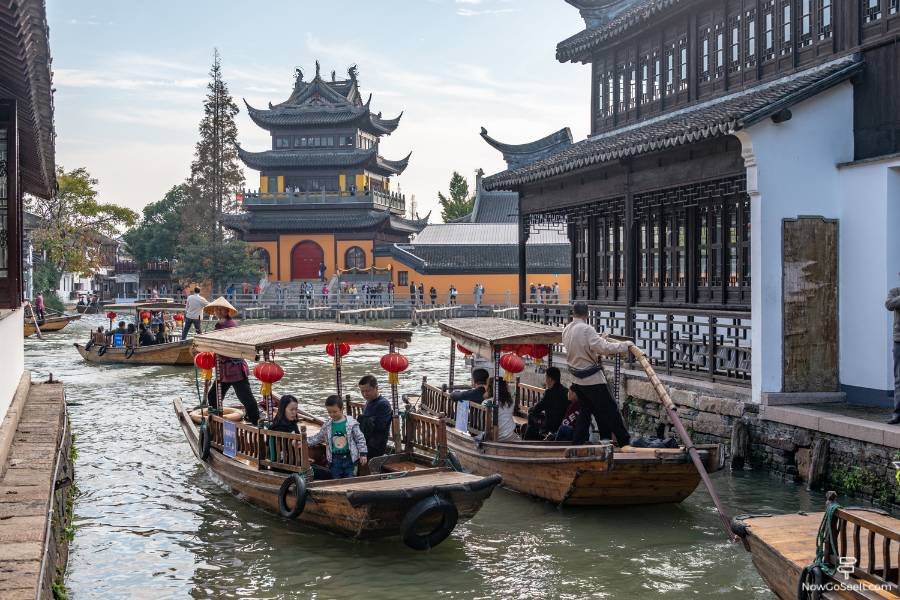 barche in un canale a Zhujiajiao