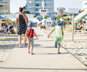 bambini spiaggia Bibione