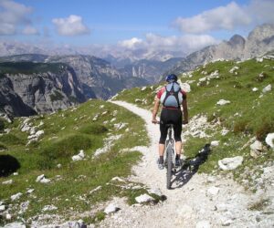 ciclista in bici sulle Dolomiti